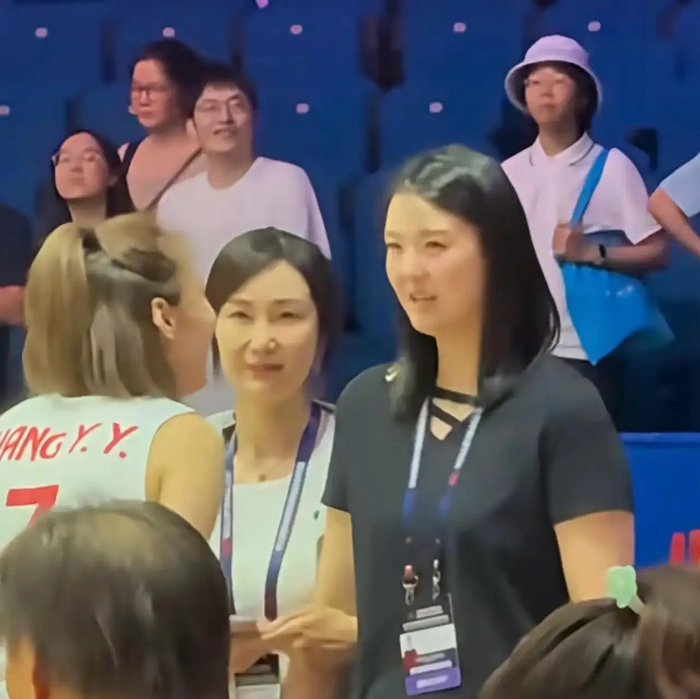 中欧体育官方入口-温柔落幕，向阳而生！张常宁现身世联赛，球迷暖心送祝福|中国女排|泰国女排|王媛媛|唐欣|女排_新浪体育_新浪新闻